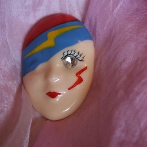 VINTAGE UNIQUE 80'S MASK BROOCH W/CRYSTAL EYE